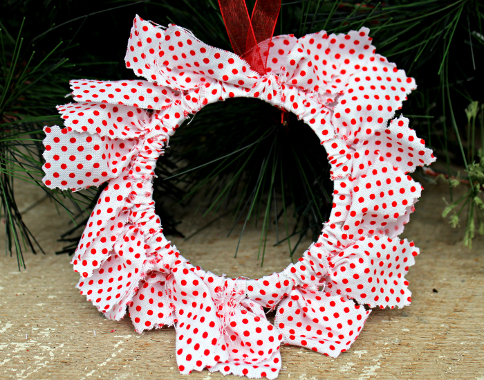 DIY Mason Jar Ring Fabric Wreath Ornaments close wreath