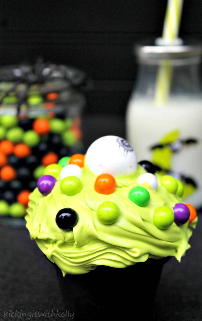 easy and fun Halloween dessert recipe 4Cute Spooky Halloween Eyeball Cupcakes aka Eye Of Newt Cupcakes 